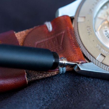  - Tool to change a watchband