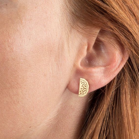 Boucles d'oreilles 7bis pastèque dorées sur mannequin